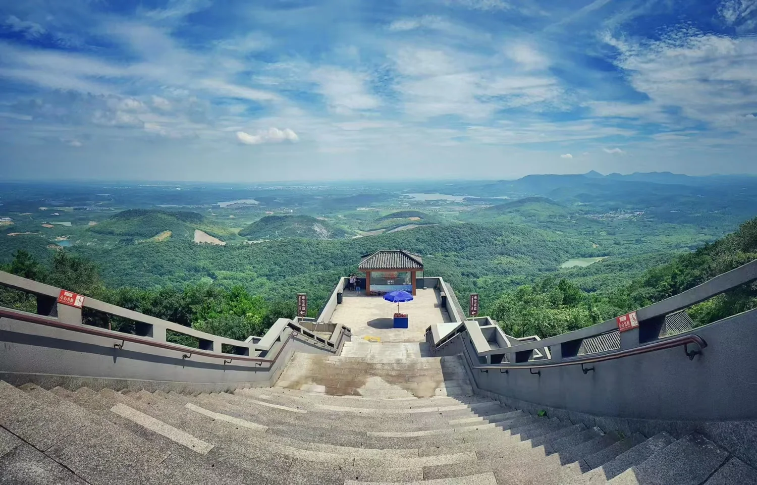 Stone steps opening onto the green Maoshan landscape