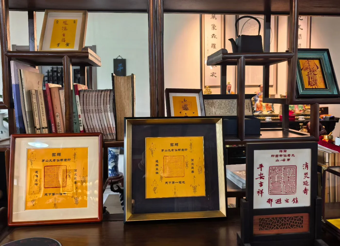 Maoshan cultural objects in their original display